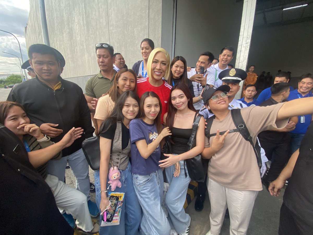 vicesource's tweet image. Sobrang saya ko na makita ka ulit. Salamat sa pagiging pahinga ko at inspirasyon ko. I love you and thank you again @vicegandako !! 🥹🫶🫶

#AndTheBreadwinnerIs