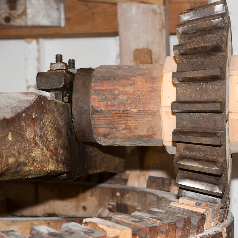 TideMill_Museum's tweet photo. The wooden teeth of the Crown Wheel meets the metal Lay Shaft. Oak teeth are quieter, don't make sparks and can be easily replaced. The Lay Shaft powers the hoist and/or dresser (sieve). #woodbridgetidemillmuseum #millengineering #woodbridgetidemill #millengineeringdepartment https://t.co/d4OWOWR39B