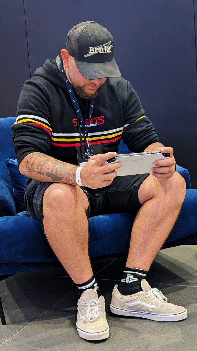 ts__villa's tweet photo. [#Ad/#Gifted]

Throwback to when I got invited to the #Logiplay this year by @LogitechGUK and took my gifted G Cloud with me on tour to show the other creators

Who else has one? And who got one after using mine this day? 

2nd picture taken by @pretendasaurTTV and includes the legendary @Joesephyr 

Also repping my fave “streets of rage” hoody & PlayStation socks by @InsertCoinTees & my @BrulerLtd  cap
