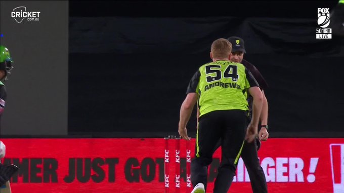 Chris Green's unbelievable fielding efforts go unrewarded on successive shots!  📹 Credits: Twitter/BBL
