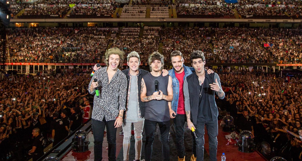 oned_memoriesx's tweet photo. ONE DIRECTION concerts were THAT beautiful https://t.co/E8UnnXItT1
