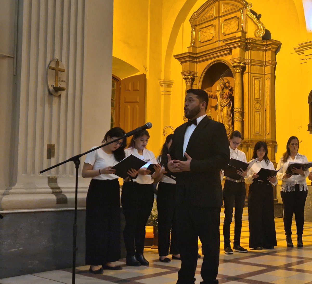 ItalyinPy's tweet photo. La dirección artística estuvo a cargo del maestro Stefano Pavetti Serratti, y se disfrutó de la presentación del Coro Polifónico del Conservatorio Nacional de Música, la soprano Alejandra Meza y el organista de la Catedral Miguel Ángel Santacruz. https://t.co/Xfo93RVXdl