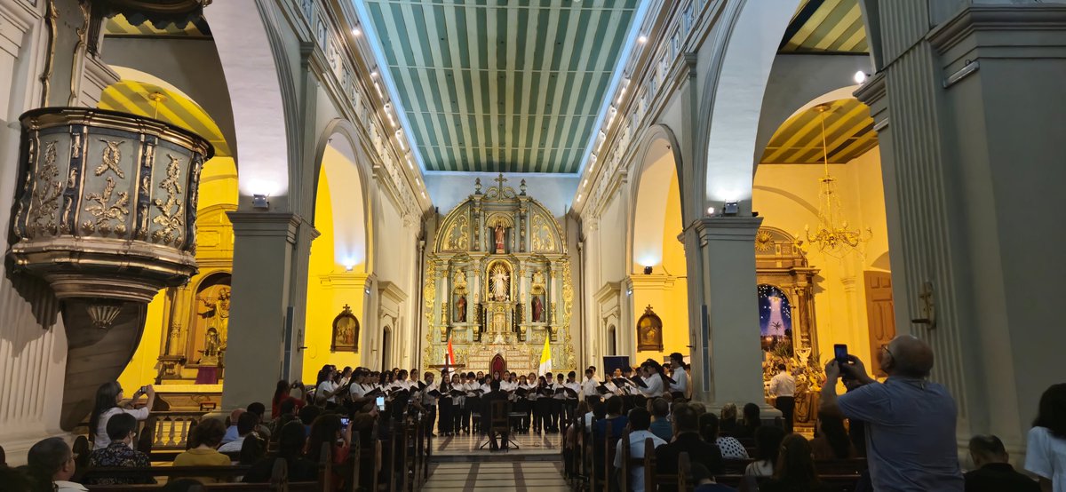 ItalyinPy's tweet photo. La dirección artística estuvo a cargo del maestro Stefano Pavetti Serratti, y se disfrutó de la presentación del Coro Polifónico del Conservatorio Nacional de Música, la soprano Alejandra Meza y el organista de la Catedral Miguel Ángel Santacruz. https://t.co/Xfo93RVXdl