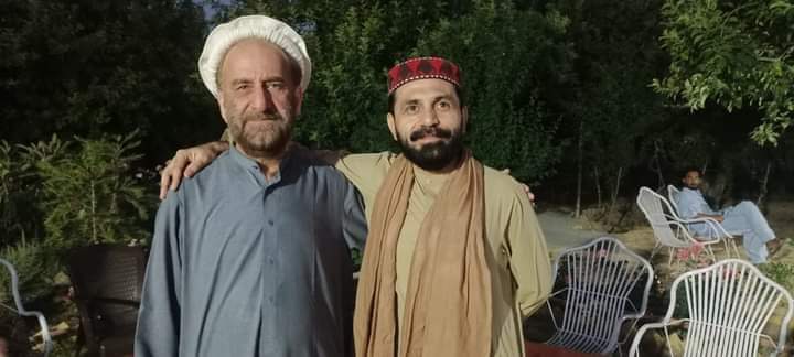 Noorullah_PTM's tweet photo. ده بنو پولسيو ده غورځنګ ده مرکزي کميټئ غړئ حاجي عبدالصمد ګرفتارکړو.
په پښتونخوا صوبه کي ده تحريک انصاف حکومت دئ.
ده PTM ده ملګرو نيول ده شرم خبره ده.
وفاقي اؤ صوباي حکومت ده ترهګرو پر ځائ ده امن غوښتونکي ګرفتاره وي.
#ReleaseAbudulSamad https://t.co/nKQOjup0HL