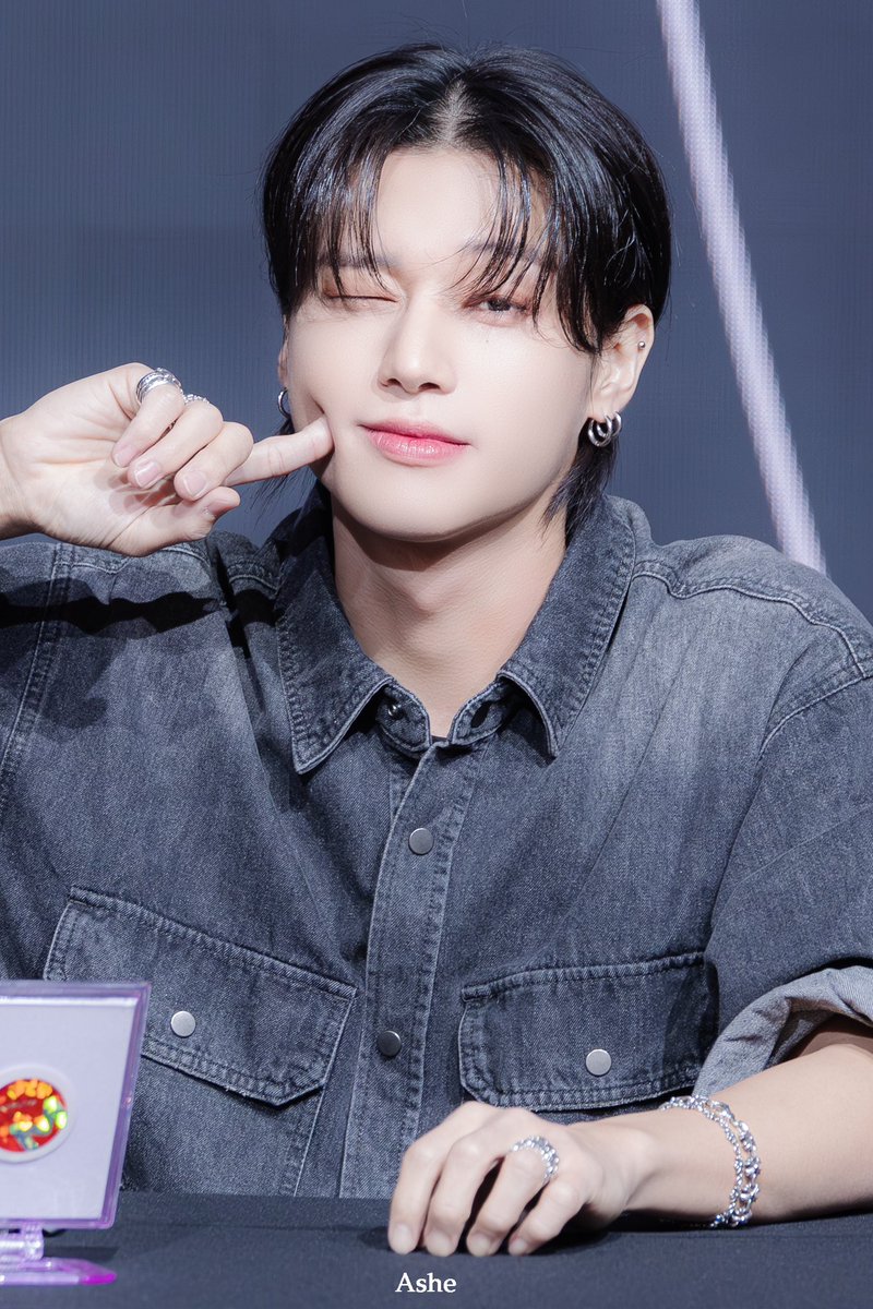 241227 메이크스타

볼콕 윙크 천재 고양이🖤

#에이티즈 #우영 #ATEEZ #WOOYOUNG