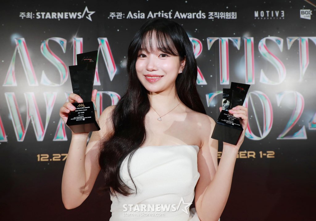 JOYURIFR's tweet photo. [📃] ⭑ 27.12.24 

⤷ Lors des AAA, Yuri a remporté le "AAA Emotive Award" et le "Best Choice Choice Award" ! Félicitations. 🏆

˗ˏˋ #JOYURI #조유리  ˊˎ˗ https://t.co/glTTHIau4Y