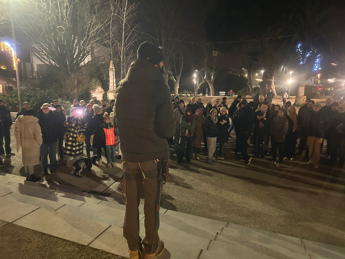 StopTHT40's tweet photo. Après 3 ans de dialogue infructueux avec l’Etat, #StopTHT40 poursuit les recours juridiques, dans le respect de la légalité
Face au passage en force de #RTE d’autres collectifs préfèrent la désobéissance civile
Des grimpeurs et grimpeuses investissent notre territoire depuis hier https://t.co/T6RyCmoZJH