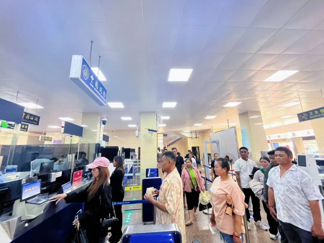 HarmonyYunnan's tweet image. The number of people, vehicles and goods entering and leaving the Mengkang Port in China from January to October this year has increased significantly, reaching a record high.  
#Pu&apos;erjiangcheng 
#Mengkangport 
#ImportandExportTrade 
#EntryandExit