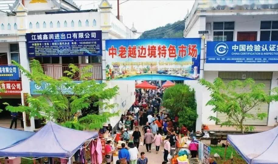 HarmonyYunnan's tweet image. The number of people, vehicles and goods entering and leaving the Mengkang Port in China from January to October this year has increased significantly, reaching a record high.  
#Pu&apos;erjiangcheng 
#Mengkangport 
#ImportandExportTrade 
#EntryandExit