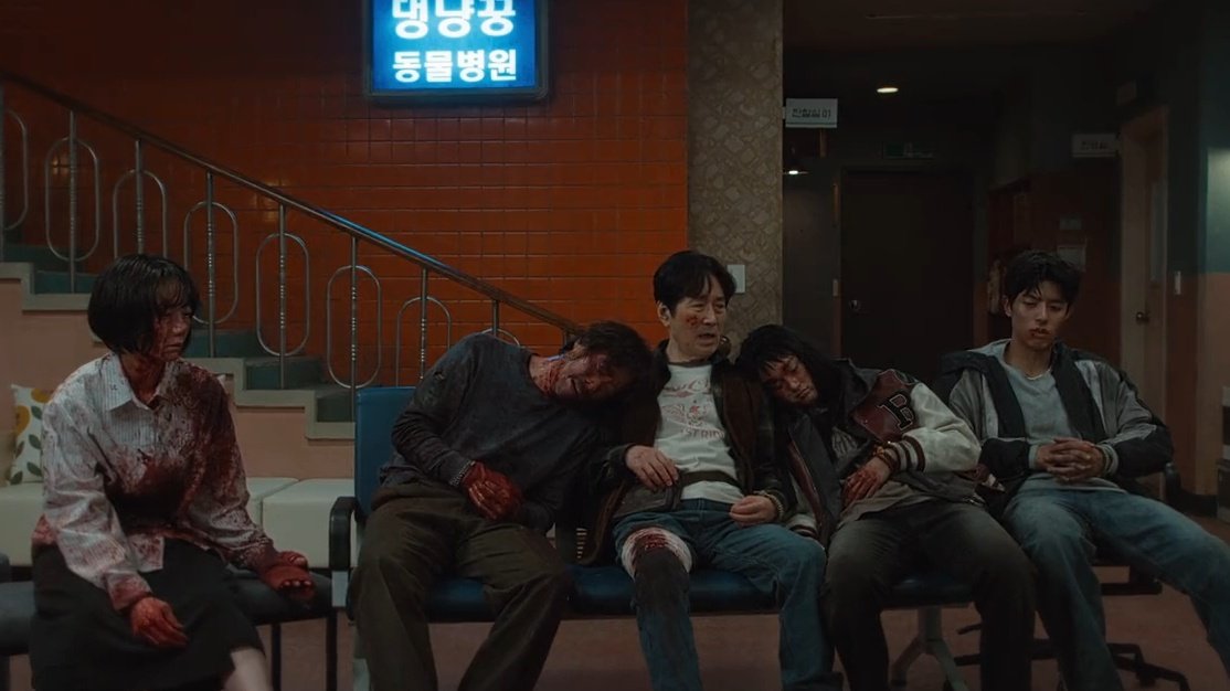 kdramabijj's tweet photo. i beg to disagree about what youngsoo’s mom said that everything that has happened was a plan youngsoo has been thinking of since the beginning because wdym this precious family is only a family plan inside her head or what????? I NEED SEASON 2 IMMEDIATELY 

#FamilyMatters https://t.co/510hDzfLW9