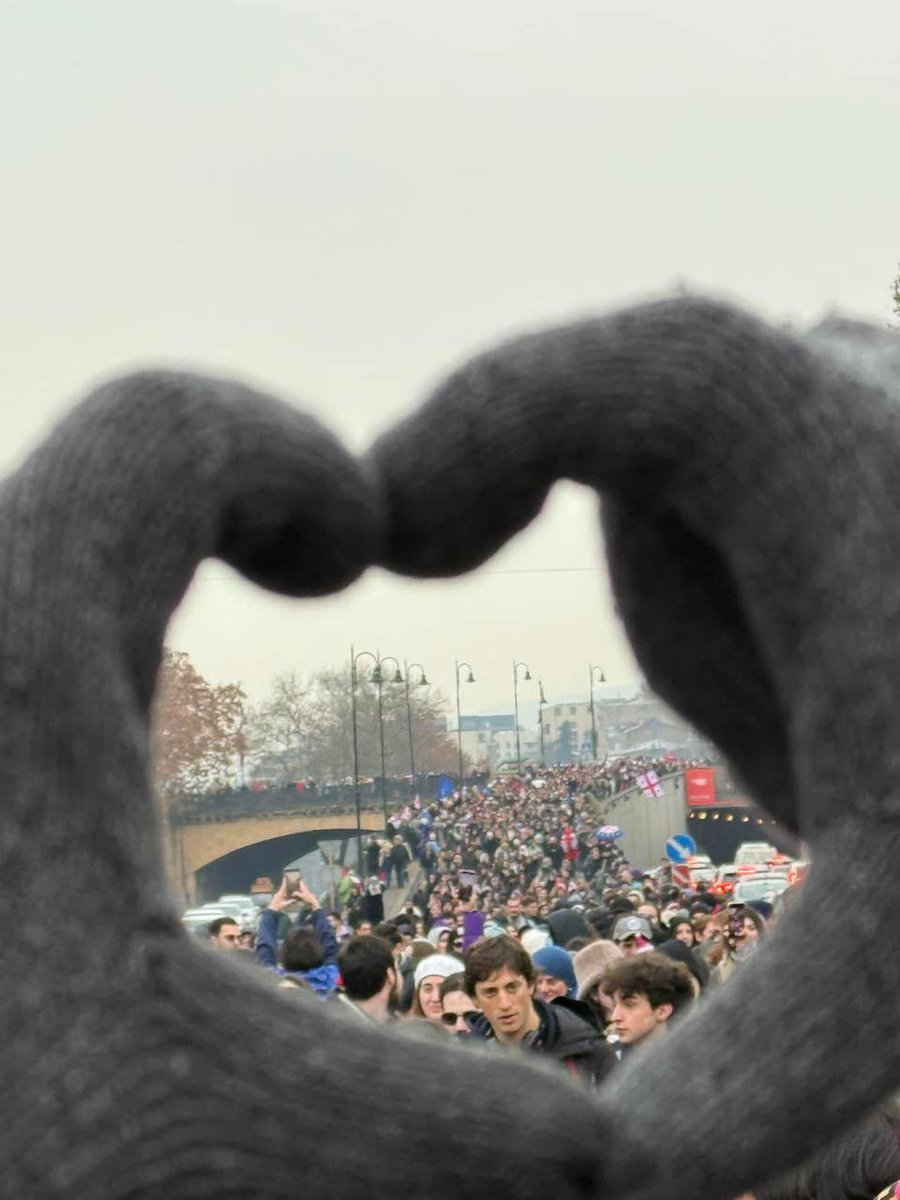 visionergeo's tweet photo. 🇬🇪 | Day 30 of Georgia protests: Human chains for unity are forming all across Georgia, as a symbol of solidarity and resistance. https://t.co/K4DnzzkVGr