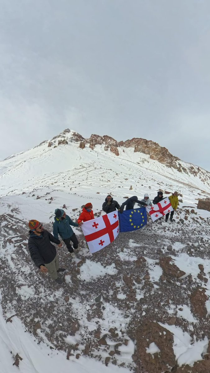 visionergeo's tweet photo. 🇬🇪 | Day 30 of Georgia protests: Human chains for unity are forming all across Georgia, as a symbol of solidarity and resistance. https://t.co/K4DnzzkVGr