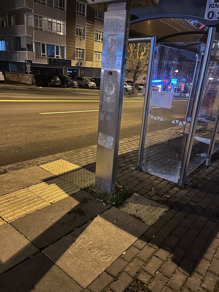 dumanurcan's tweet photo. 12111 nolu durakta otobüs beklerken görme engelli bir vatandaş kendi yolunun ortasına yapılan direk yüzünden kafasını çarptı. Otobüs saatlerini gösteren ekranın görme engelliler için yapılan yolun tam ortasına koymak kimin fikriydi?

@cankayabelediye @cankayailetmer  @ankarabbld https://t.co/fjYrf1uiPI