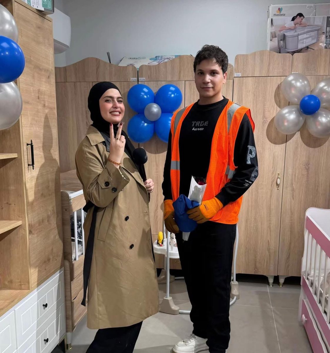 صورة لطيفه لمهندس نظافة عراقي  … لكن للاسف الصورة "فاول" بسبب ظهور حاوية نفايات بجانبه