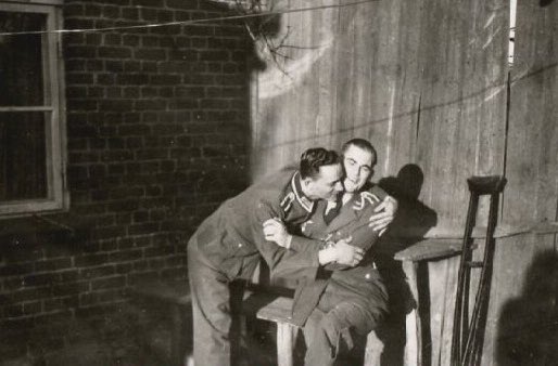 イチャイチャする陸軍下士官と空軍下士官。