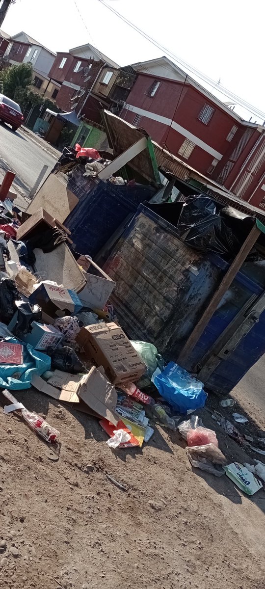 <a href="/muniquilicura/">MUNIQUILICURA</a> 
Sigue el basural creado por el jefe de aseo de la municipalidad de Quilicura.
Paso un camión que recoge Lo que no esta en los contenedores, lo miraron y se fueron
