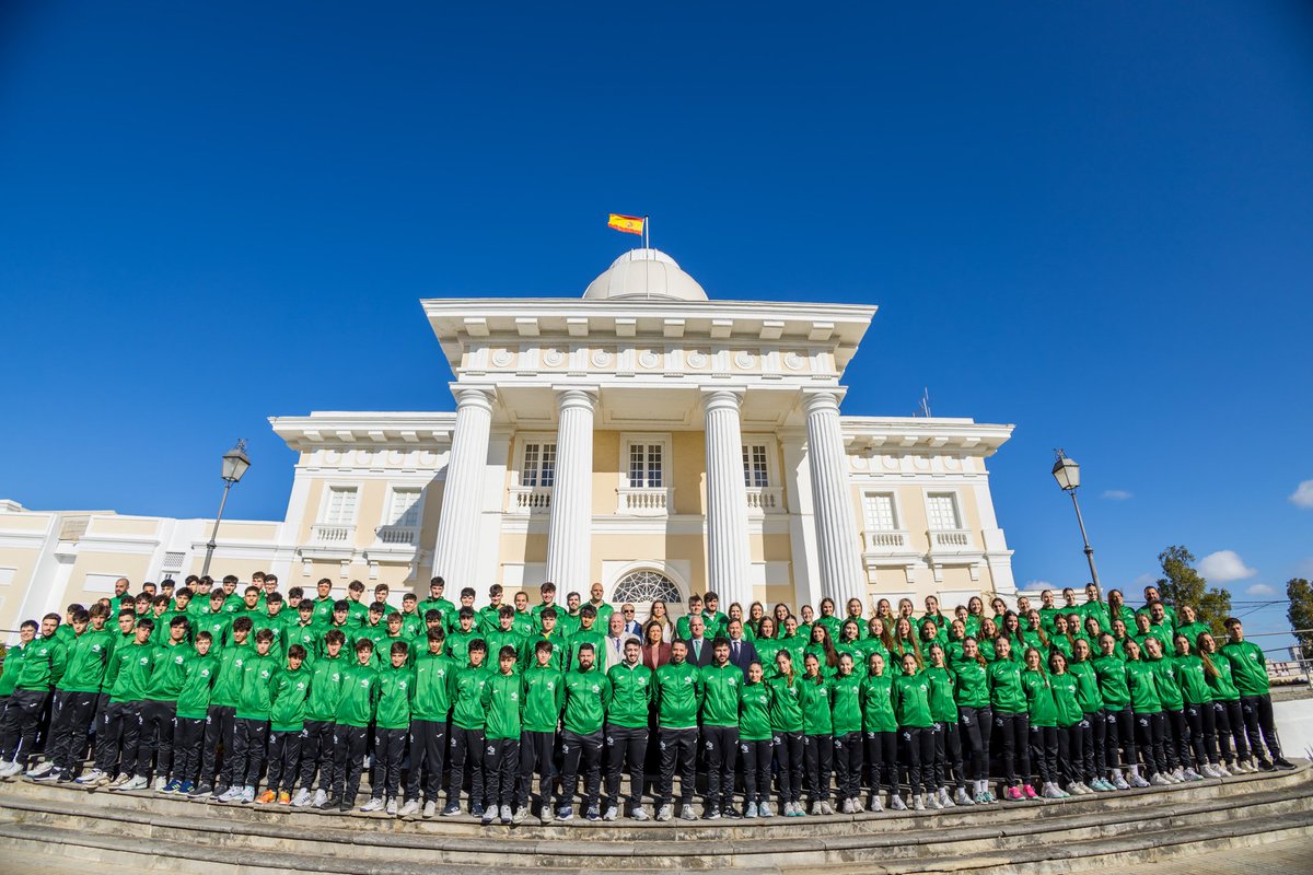 Las selecciones andaluzas de balonmano, en categorías juvenil, cadete e infantil, han posado junto a la alcaldesa de San Fernando @patriciacavada y el resto de autoridades en el majestuoso edificio del Real Observatorio de la Armada, tras finalizar la concentración en La Isla