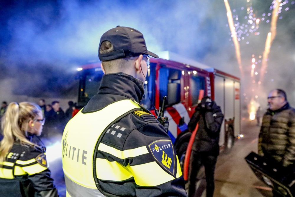 De Nederlandse Politiebond is teleurgesteld over de weigering van het kabinet-Schoof om werk te maken van een landelijk verbod op consumentenvuurwerk. NPB-voorzitter Nine Kooiman: 'Helaas is onze oproep van begin oktober totaal in de wind geslagen.' 

politiebond.nl/actueel/nieuws…
