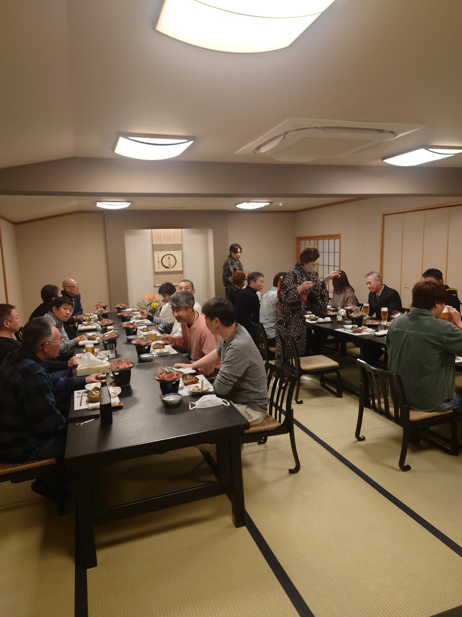 technoboiler00's tweet photo. お疲れ様です１号です
本日、忘年会をしております
何年か振りの開催ですがまぁまぁ盛り上がっております
CEOに駄々こねて山崎入れて貰いました（笑） https://t.co/EStph7d0kW