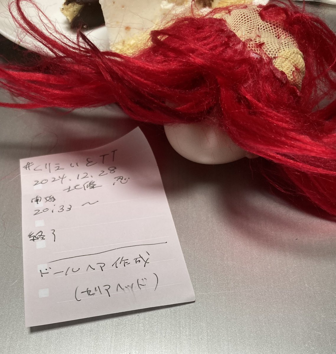 今日は大きい方のヘッドにアクリル毛糸で髪の毛を作りかけている作業をやりたいと思います！ 多分終了時もあんまり代わり映えしない気はするけど、顔書く時に髪の毛欲しいんですじゃー！  #くりえいとTT