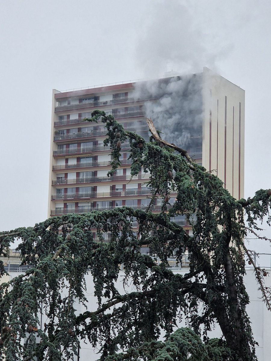theonlypym's tweet photo. Léger incendie à #vanves https://t.co/ghGb6IlJ3a