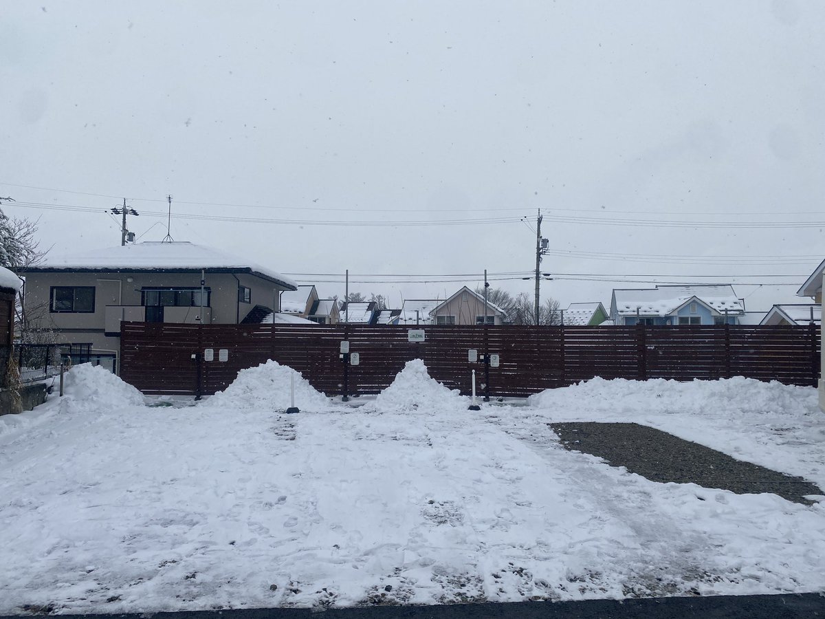 mieee_campark's tweet photo. 12月28日
大雪の気配はありません。
3台分しっかり除雪。
圧雪はありますが車の乗り入れはスムーズです。
今日・明日は🈳あります。

#キャンパーク　#RVパーク #車中泊
#電源付き駐車場　#飯綱町　#長野市 https://t.co/1kezV6itEf