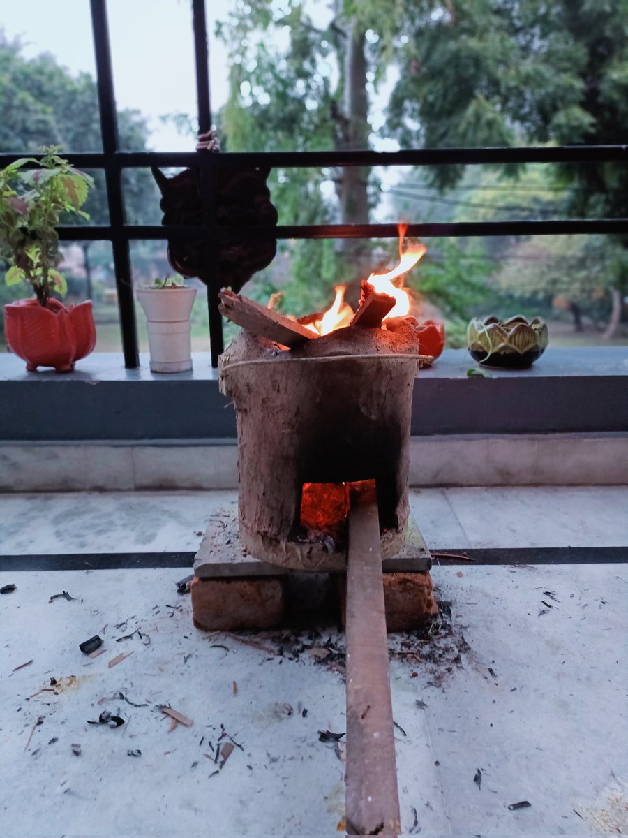 Shashan75550965's tweet image. Nothing beats the chill of December like gathering around a crackling bonfire. Warmth, stories, and memories in the making. 🔥 #DecemberNights #BonfireVibes