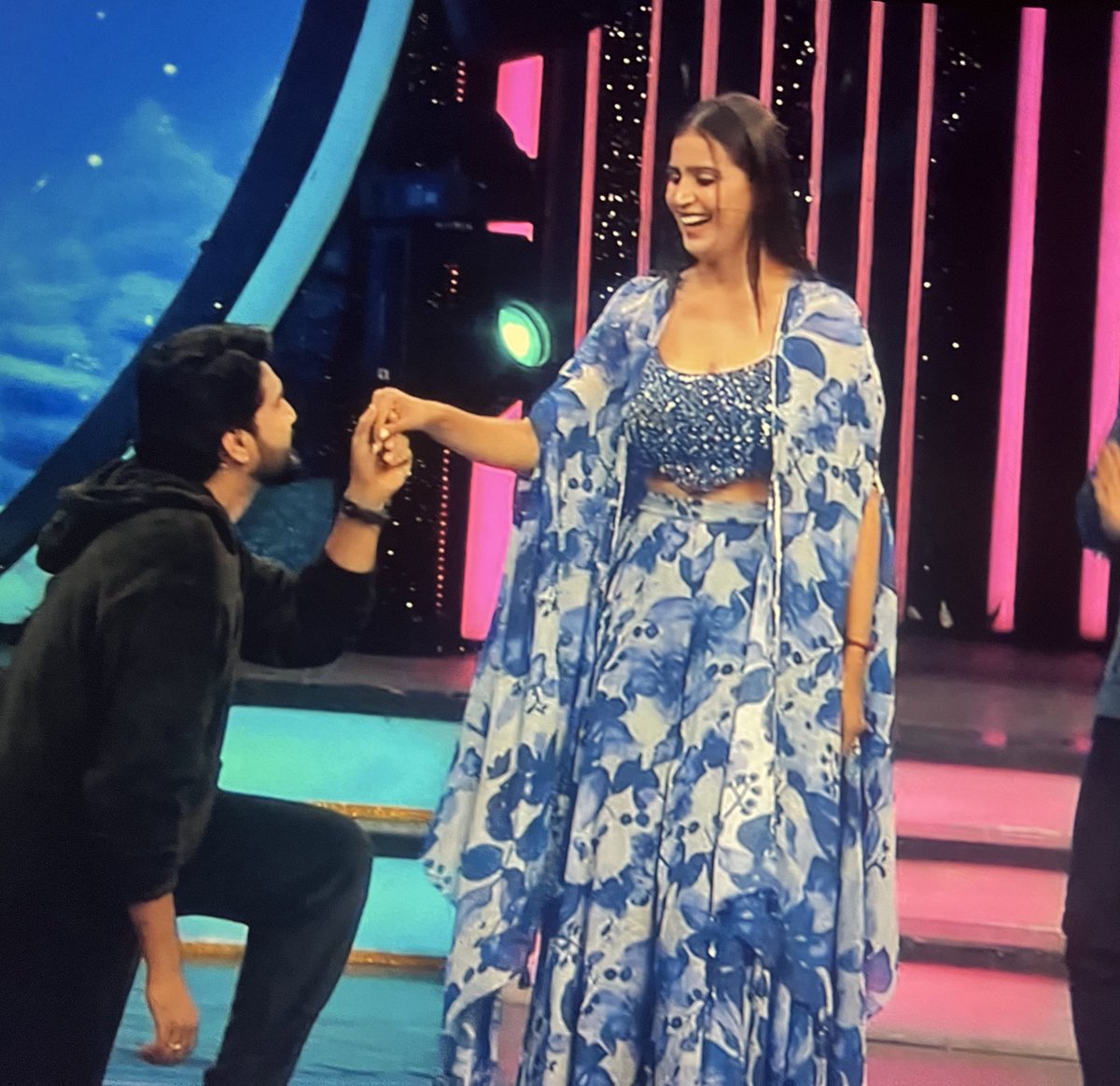 itsmeshristi_v's tweet photo. #KaNi sharing the same stage almost after an year on AWSMP🥺❤️

The difference 💔
I hope they get back together god please 😭🤞🏻

#Nikhil #BiggBossTelugu8 https://t.co/20Ud02Svhc