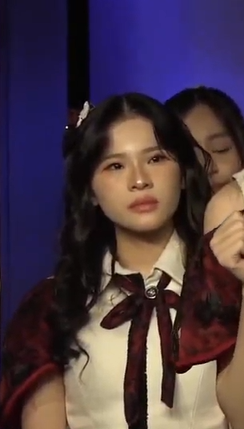 krab_dzulfikar's tweet photo. Woow eeh ada Kak @SE_LynJKT48 muncul diakhir show sebenernya udah agak diduga sih😁, terima kasih banyak ya Kak Lyn buat tahun 2024 nya ini, semangat, sukses selalu & sampai jumpa ditahun 2025 Kak Lyn #missiLYN #TargetOnPoint🚀 #AturanAntiCintaJKT48 ❤️🤍💗🫶😊🥰🤗 https://t.co/W9jqiK6nRj
