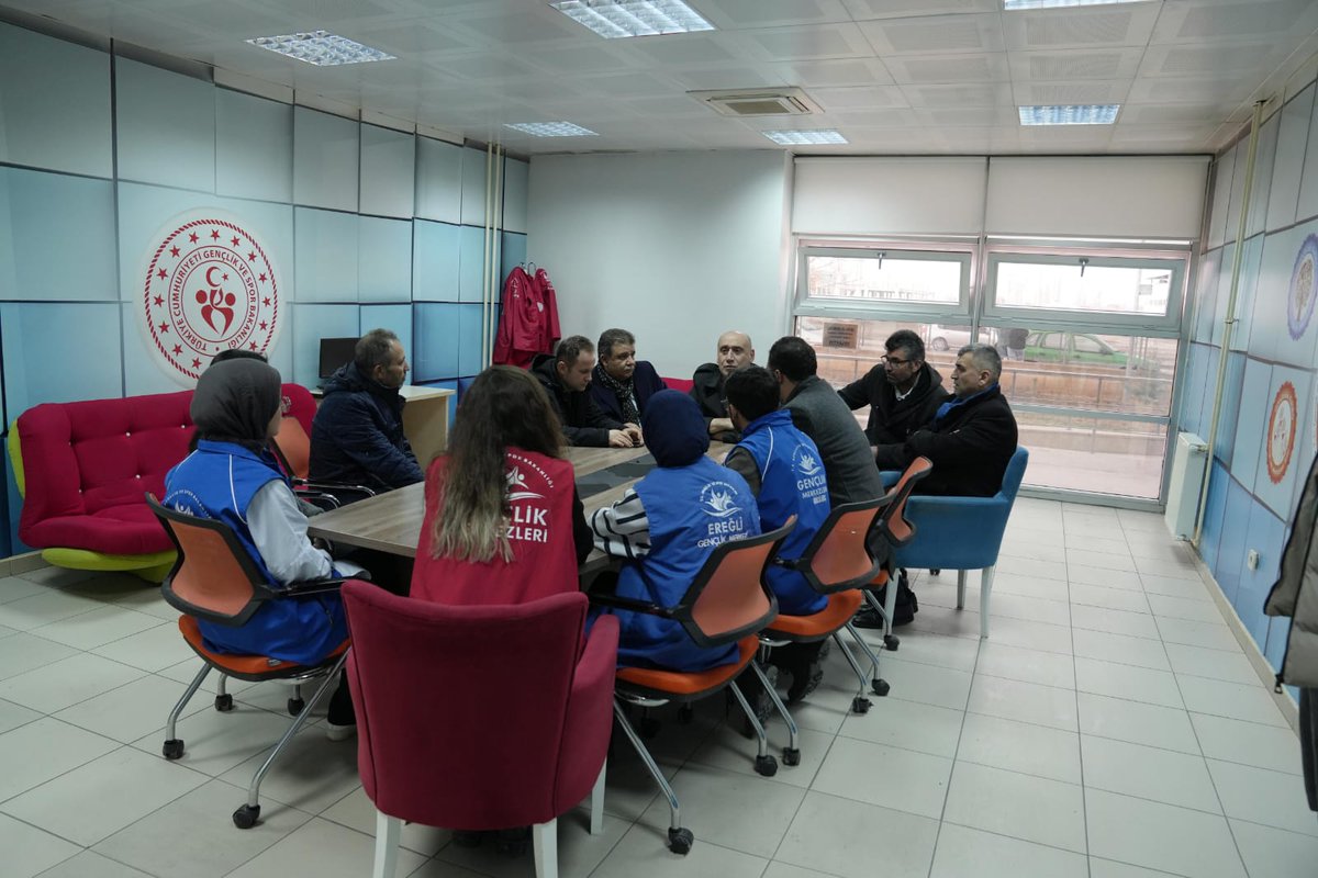 İl Müdürümüz Birdal Öztürk ve Gençlik Hizmetleri Müdürümüz Harun Aydın Gençlik Merkezimizi ziyaret ederek, personel ve gönüllü gençlerimizle bir araya geldi. Ziyaretleri ve hoş sohbetleri için müdürlerimize teşekkür ederiz 🌼