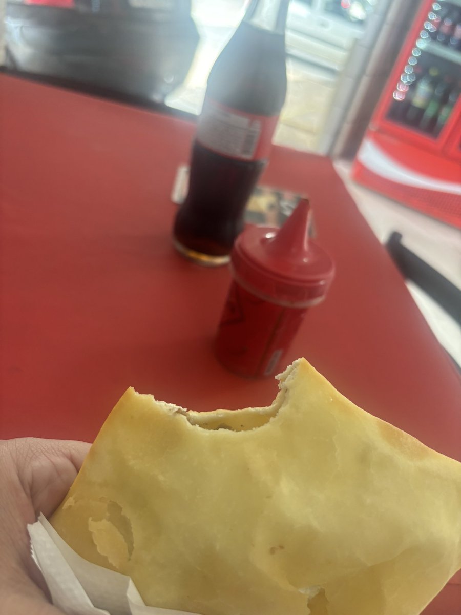 Não é um pastel lá do mercado da 74 mas vale cada mordida. #JacarezinhoPasteis