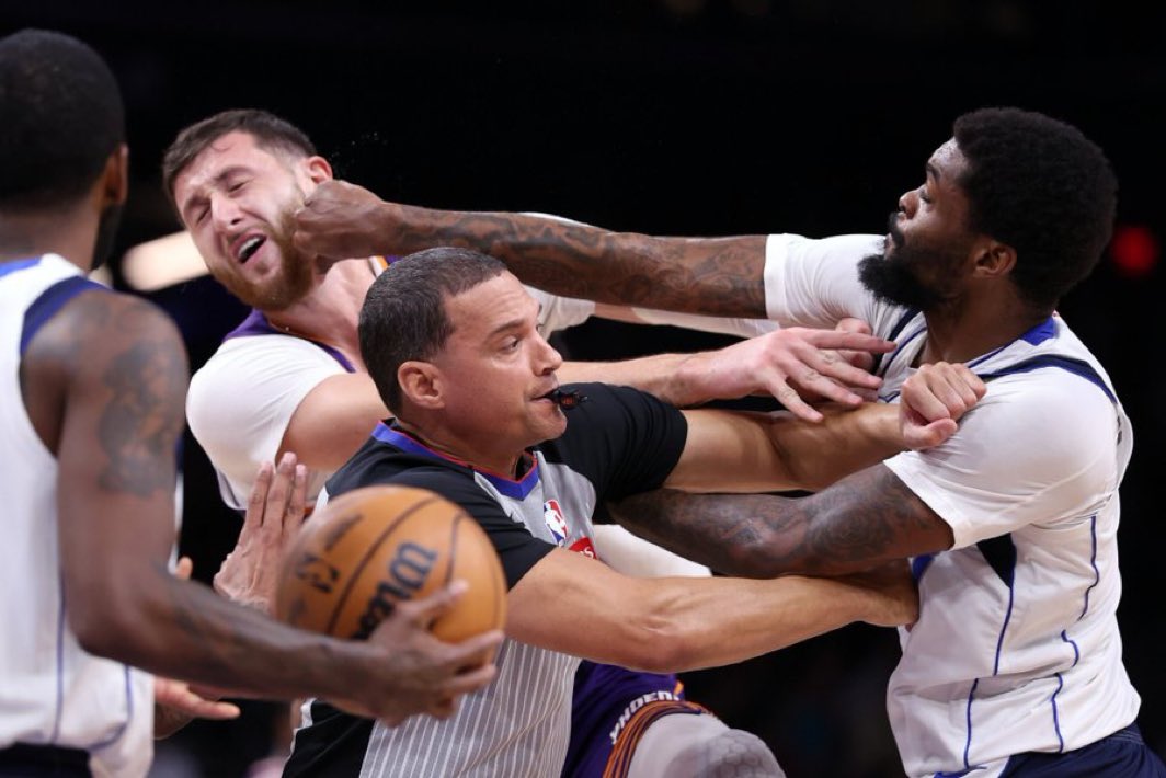 La imagen viral de la pelea en el Suns-Mavericks.