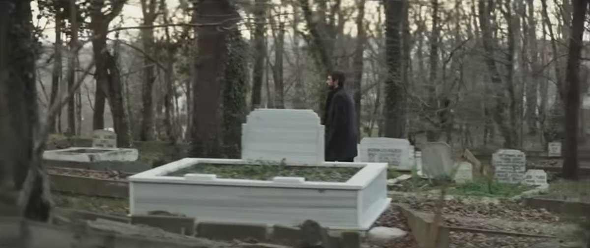 zarif_sozler_'s tweet photo. "Mesele yaşarken omuz vermekti,
öleni taşımak zaten sünnet..*

🎬 Gassal https://t.co/JLirZleW0m