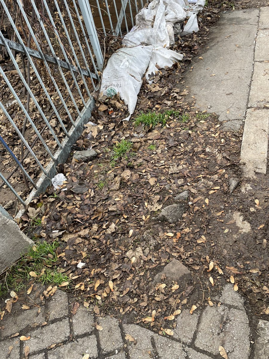 nuri_gergin's tweet photo. Havayı güzel görünce 2.5 yaşındaki oğlumu scooter sürmesi için sokağa indirdim.Mutlu mutlu gezerken mayın tarlasına dönmüş kaldırımdaki çukurlardan birine takılıp düştü.Dudağı patlası. Kaskı olmasa daha ciddi sorun olabilirdi. Bütün Çankaya bu halde.Yeter artık! @cankayabelediye https://t.co/U51LSJrjwB