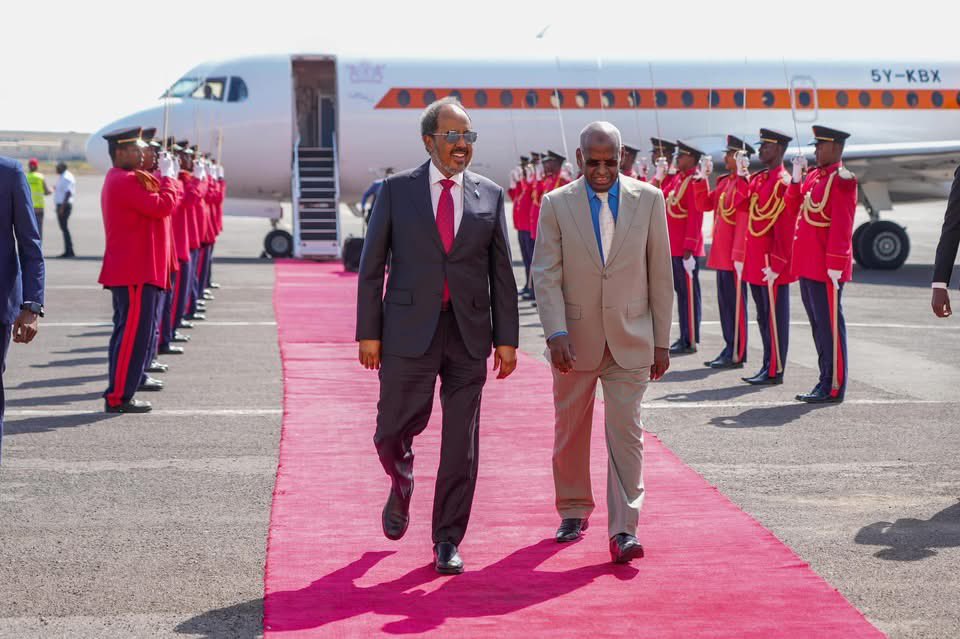 RadioMuqdisho's tweet photo. President @HassanSMohamud arrived in #Djibouti on Saturday at the invitation of his #Djiboutian counterpart @IsmailOguelleh. During the visit, the two leaders will discuss ways to further strengthen bilateral and historic relations between the two brotherly nations. https://t.co/TZwyr5DvR1