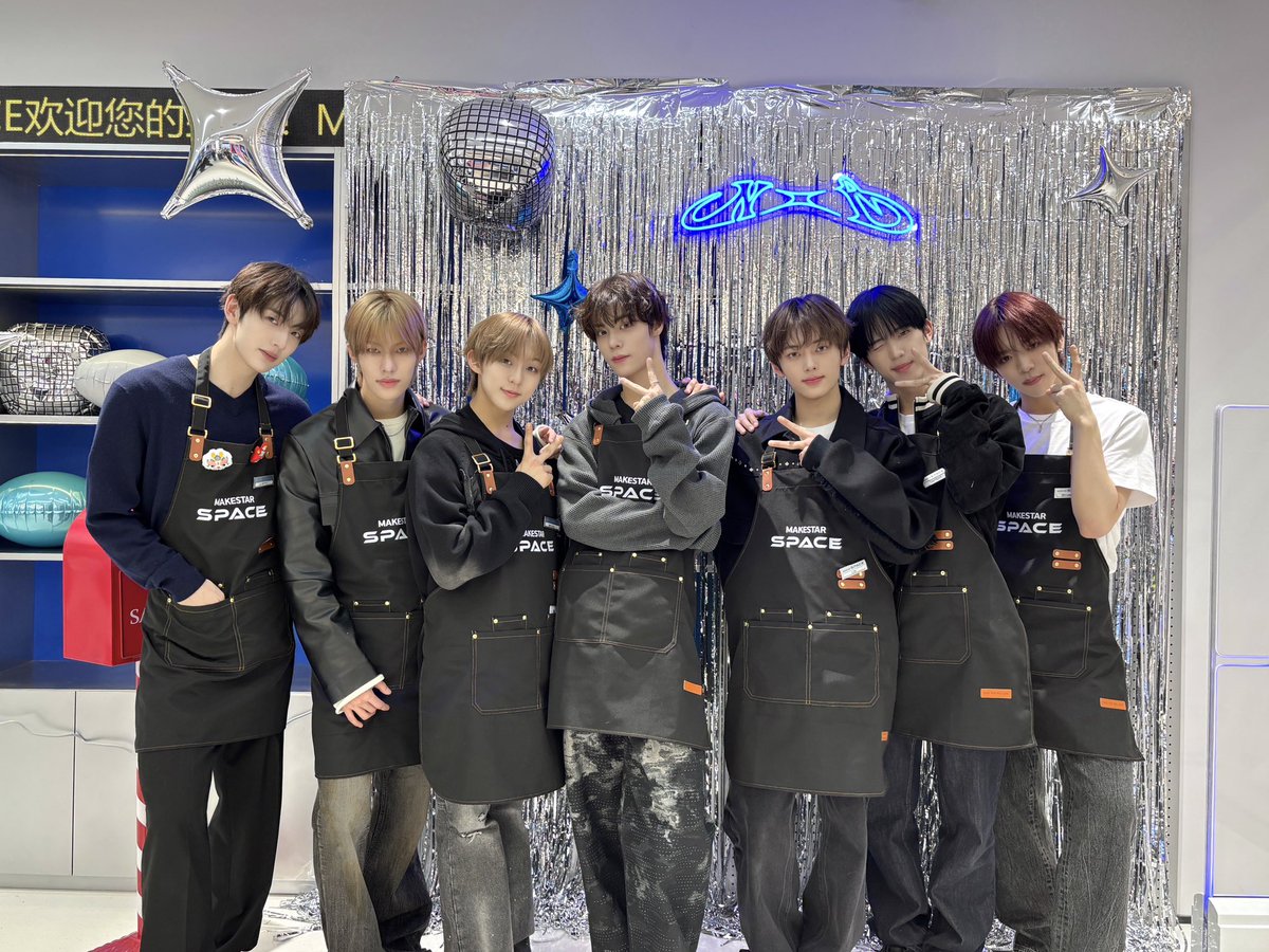 nouera_official's tweet photo. [📸] NOVA ACADEMIA Offline Event In Shanghai

안녕하십니까? 고객님.
오늘 이용하신 NOVA ACADEMIA 스토어는 어떠셨나요?
기억에 남는 담당직원에게 칭찬의 글을 남겨주시면 고객님의 마음이 잘 전달될 수 있도록 하겠으며, 최고의 서비스를 제공해드릴 수 있도록 노력하겠습니다.

행운의 포토카드 배부 담당: #HYUNJUN
메시지 존 담당: #GIHYEON
입장 가이드 담당: #LIN
패킹 및 포장 담당: #FAN
포토카드 뽑기 체험 담당: #MIRAKU
포토카드 존 가이드 담당: #YUSEOP
퇴장 가이드 담당: #JUNPYO

오늘도 고객님의 일상에 #NouerA #누에라 만 가득하시길 바랍니다.
감사합니다.