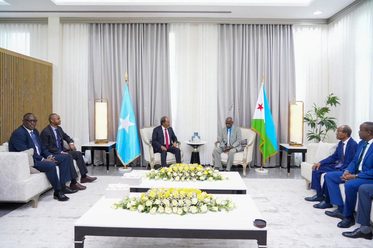 sntvnews1's tweet photo. President @HassanSMohamud arrived in #Djibouti on Saturday at the invitation of his #Djiboutian counterpart @IsmailOguelleh. During the visit, the two leaders will discuss ways to further strengthen bilateral and historic relations between the two brotherly nations. https://t.co/sOedf3Iasc