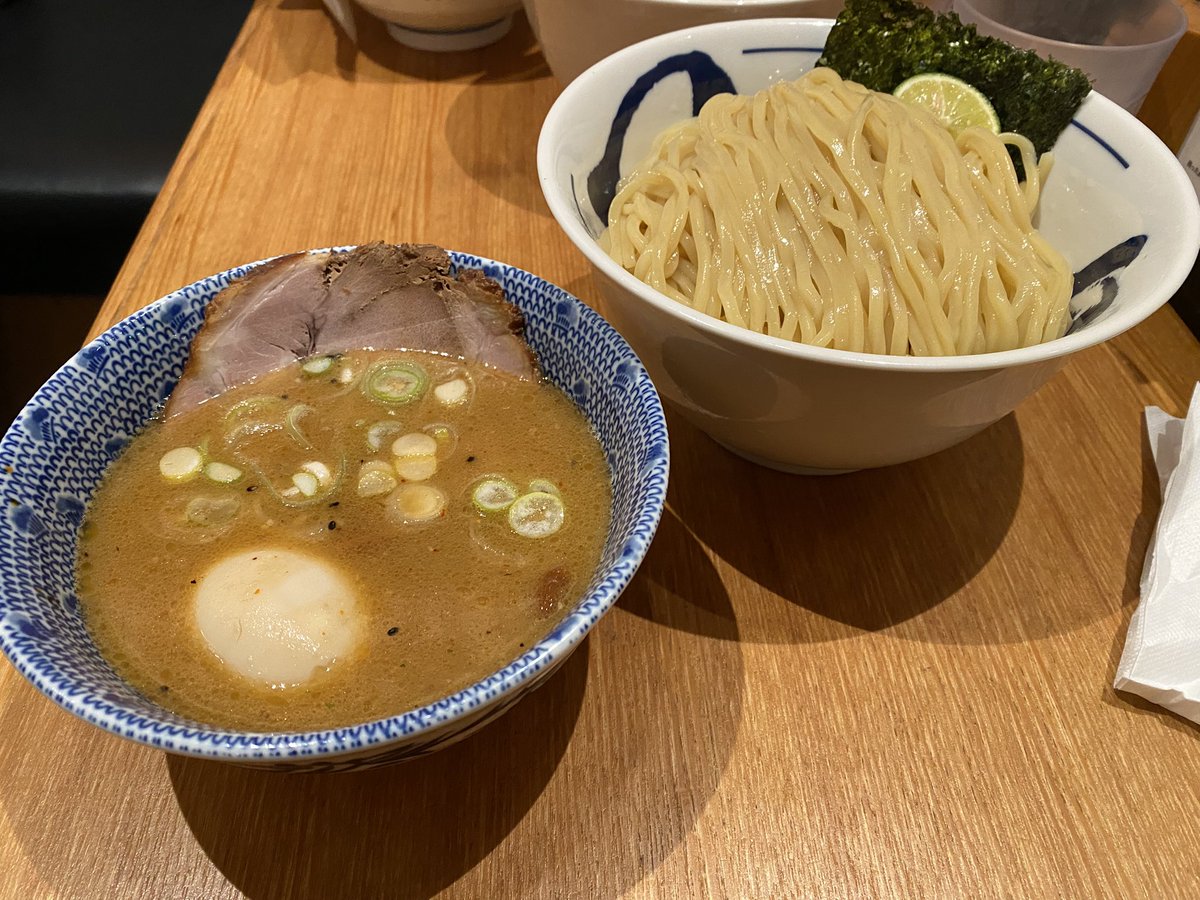 freude_chor's tweet photo. こんばんは！
2024年も残りわずかとなりました。
…ですが！私どもにはもう一つ，「スウェーデン演奏旅行」というビッグイベントが控えております！
5年振り2回目です。有志でまた歌って参ります！
今羽田空港です。ここからヘルシンキを経由してストックホルムへ向かいます！
#合唱 #スウェーデン https://t.co/RtFwZtpuFT