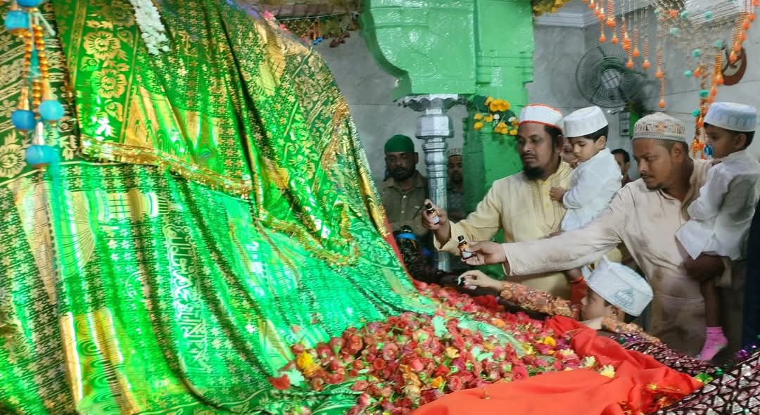 SSultanbaba's tweet photo. #752nd #sandalmubarak2024 #PenukondaBabaFakruddin
#penukonda #sothindian #southindiasadarchowk #tablealamsarkar #dadamurshid #moulamastanhussaini #MoulaHazrathPeer #sunni #shia #sssdist #AndhraPradesh #india https://t.co/Fzaq8pPh6Z