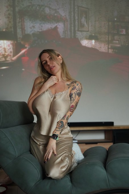 Stay in and champagne this New Years? ? https://t.co/2BlYpZXoB8