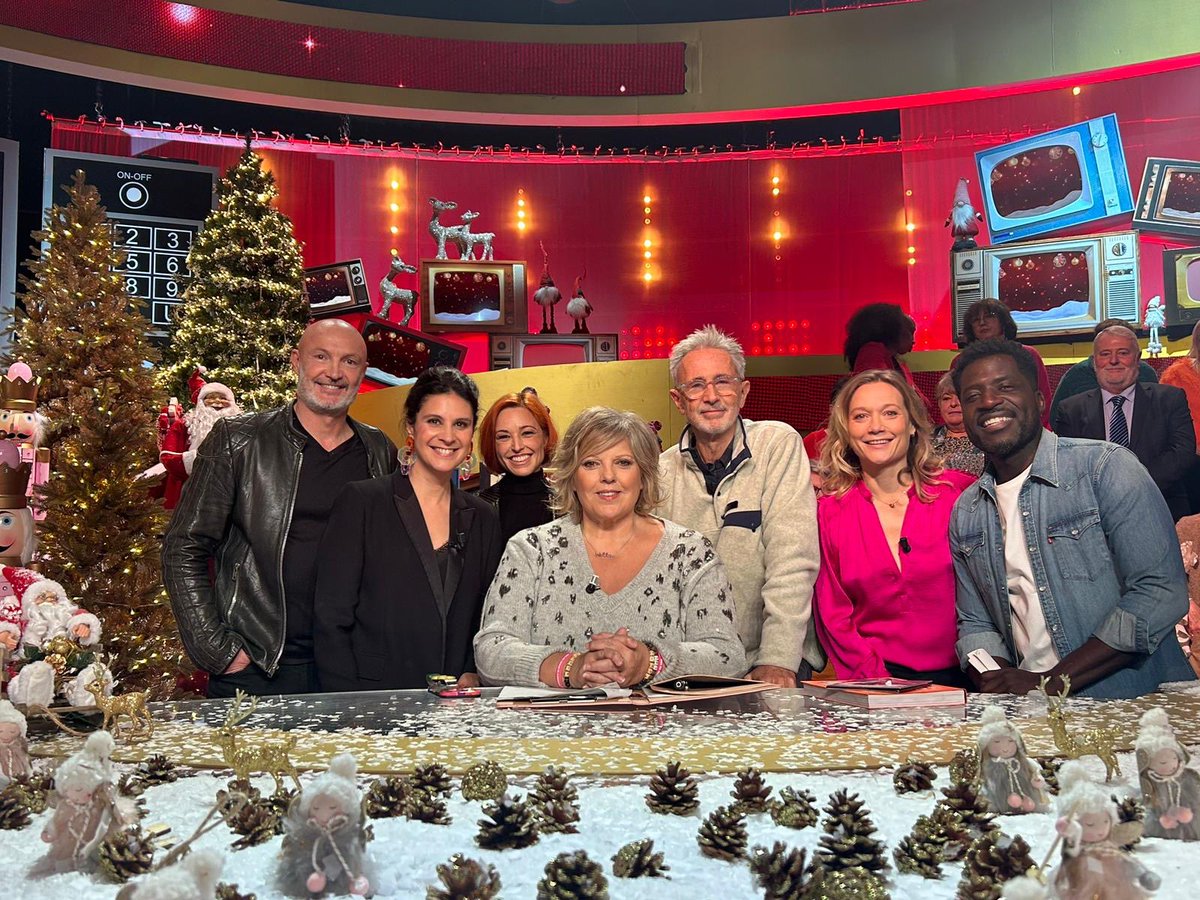 Les Enfants de la Télé (@enfantsdelatv) on Twitter photo 🤭 Nouvelle semaine, nouveaux invités
⭐ Laurence Boccolini reçoit à sa table : Franck Lebœuf, <a href="/apollineWakeUp/">Apolline de Malherbe</a> , <a href="/Natasha_StPier/">Natasha St-Pier</a> , Thierry Lhermitte et <a href="/cvigneaux/">Caroline Vigneaux</a>
⏰ Rendez-vous ce dimanche à 18h10 sur France 2 ! 🤭 Nouvelle semaine, nouveaux invités
⭐ Laurence Boccolini reçoit à sa table : Franck Lebœuf, <a href="/apollineWakeUp/">Apolline de Malherbe</a> , <a href="/Natasha_StPier/">Natasha St-Pier</a> , Thierry Lhermitte et <a href="/cvigneaux/">Caroline Vigneaux</a>
⏰ Rendez-vous ce dimanche à 18h10 sur France 2 !