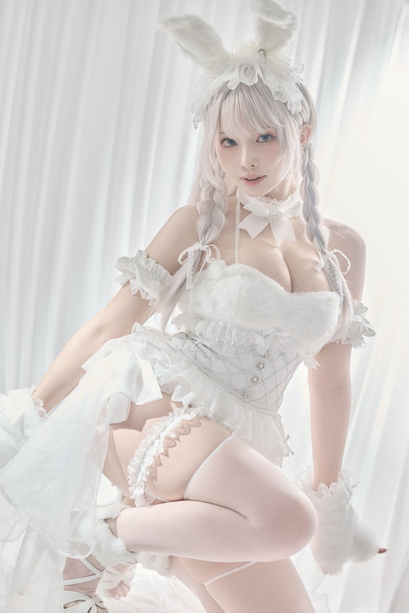 Sithle011's tweet photo. #C105 新刊「Grace」紹介✵˖ ࣪⊹

なんと！
Malymoonさんが、写真集のために完全オリジナル衣装を制作してくださいました…！✨✨

2着、360度見てください！ https://t.co/OI7dQ95kgH