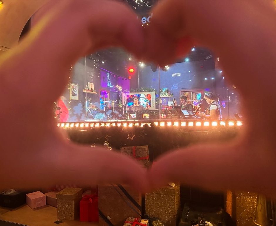 De Top 2000 door de ogen van de 8-jarige Maaike💖 Ik vind het zo geweldig dat er weer een hele nieuwe generatie opgroeit met deze lijst. Zo eervol om deel van uit te maken. Een week vol liefde. En liefde is precies wat de wereld nodig heeft. Dank daarvoor! 
#top2000