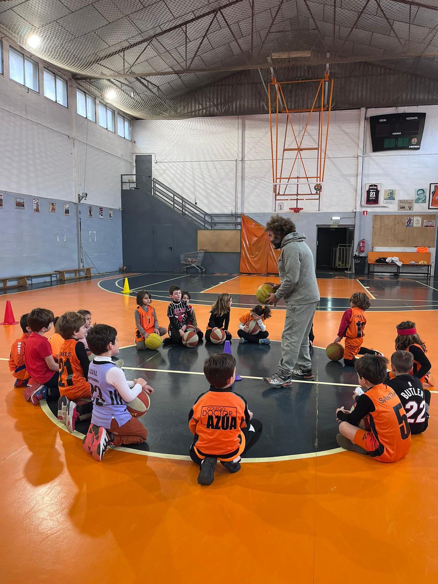 baloncestoazua's tweet photo. ⛹🏻‍♂️⛹️‍♀️🎄🏀 ENTRENAMIENTOS MINIBASKET EN NAVIDAD 🏀🎄⛹️‍♀️⛹🏻‍♂️

Primera sesión de 1º a 3º de primaria 

#SiempreAzua #SiemprePardo #SiempreWilly https://t.co/RLKrOnGH61