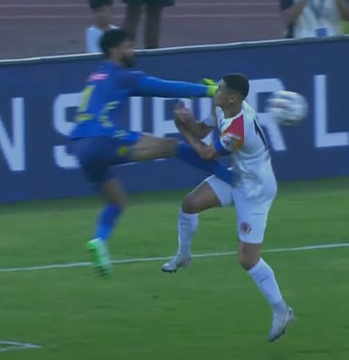 hanzz_0211's tweet image. NOT A FOUL. NOT A RED CARD. NOT A PENALTY.

Another shithousery🤡  @IndSuperLeague  
#HFCEBFC #ISL