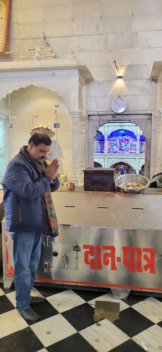 DevKasanaInc's tweet photo. प्रदेश कांग्रेस कमेटी में महासचिव बनने पर प्रथम बार श्री देवनारायण भगवान (जोधपुरिया) के दर्शन कर आशीर्वाद प्राप्त किया एवं प्रदेश में सुख शांति की कामना की। साथ ही मेरे विधानसभा क्षेत्र कोटपूतली के कीरतपुरा में बोरवेल मे फंसी मासूम बेटी की सकुशल वापसी की प्रार्थना की @SachinPilot https://t.co/9kQdH7DL5p