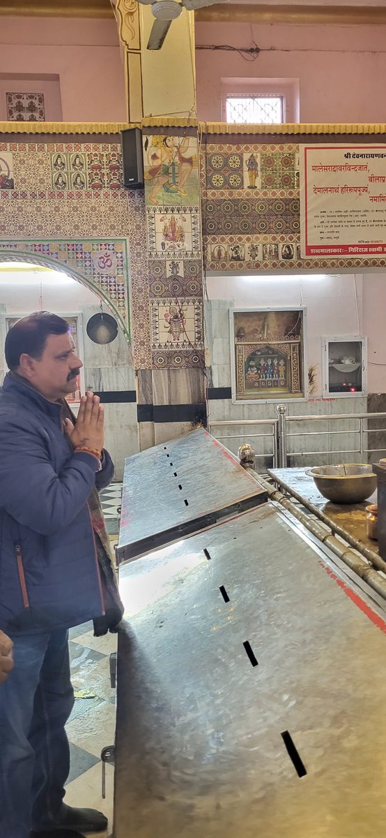DevKasanaInc's tweet photo. प्रदेश कांग्रेस कमेटी में महासचिव बनने पर प्रथम बार श्री देवनारायण भगवान (जोधपुरिया) के दर्शन कर आशीर्वाद प्राप्त किया एवं प्रदेश में सुख शांति की कामना की। साथ ही मेरे विधानसभा क्षेत्र कोटपूतली के कीरतपुरा में बोरवेल मे फंसी मासूम बेटी की सकुशल वापसी की प्रार्थना की @SachinPilot https://t.co/9kQdH7DL5p