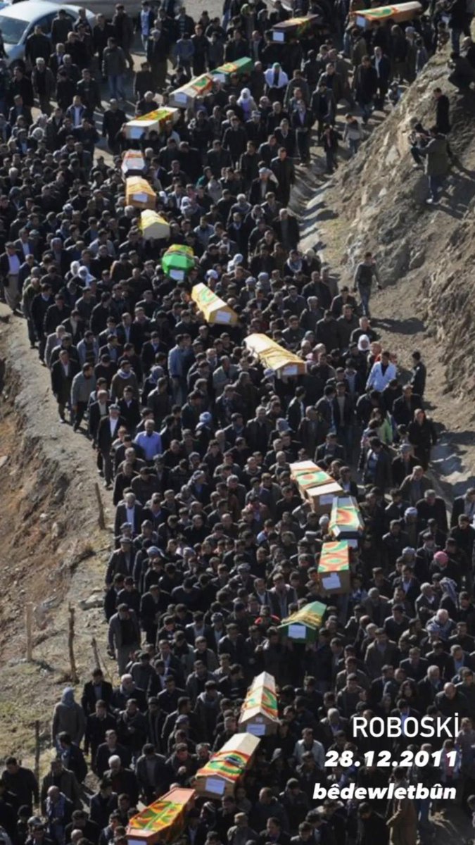 denizably0's tweet photo. Roboski Katliamı, savaş uçaklarıyla 34 masum insanın, çoğu çocuk olan bedenlerin, acımasızca bombalanarak katledildiği bir insanlık suçudur. ,  Bu topraklarda barış ve adalet ancak bu büyük acının hesabı sorulduğunda mümkün olacaktır. Unutmayacağız, unutturmayacağız!
#Roboski https://t.co/JaCbKRosJ3