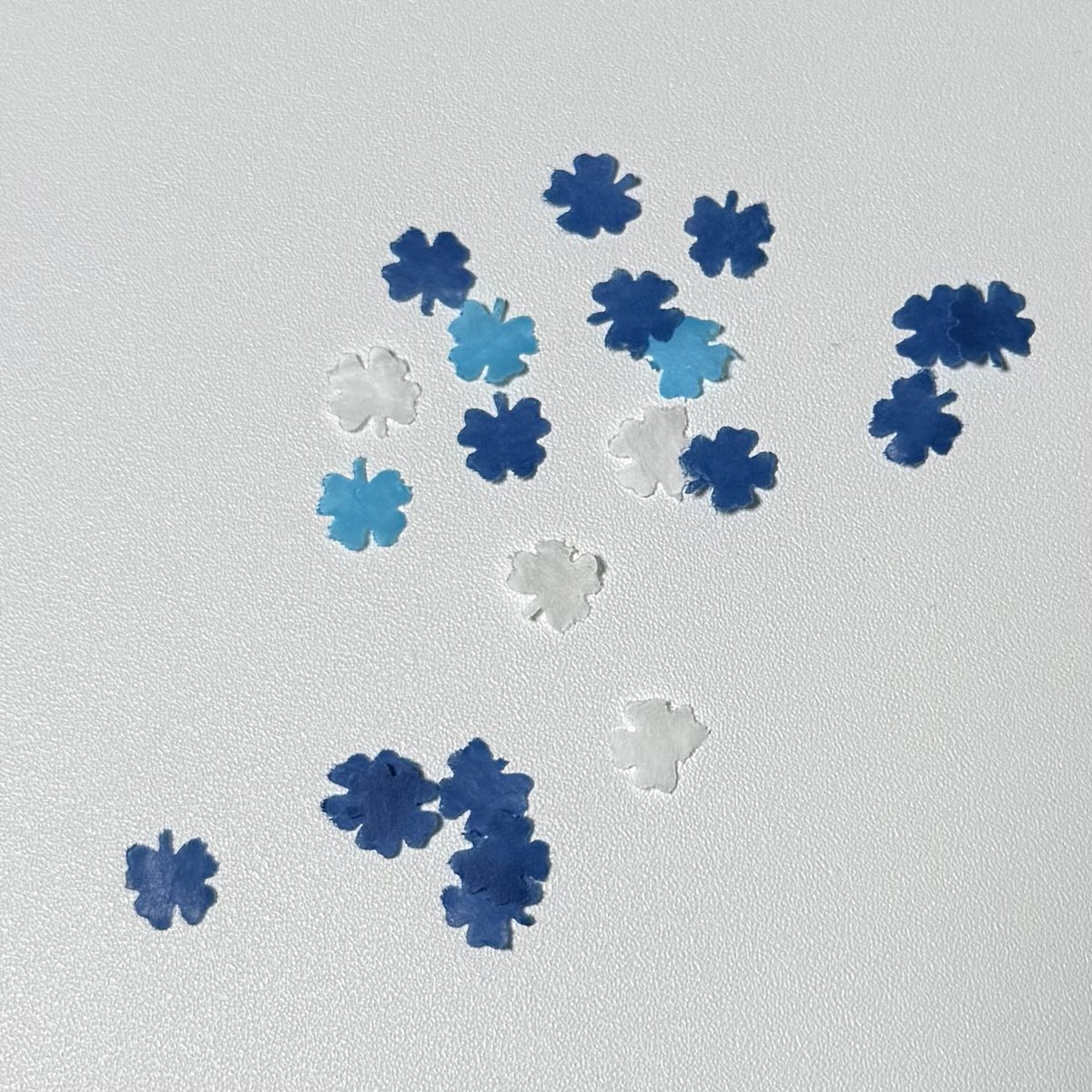 🌈 미니 클로버 컨페티 짤랑이 이벤트🍀

#rt 추첨 두분께 컨페티로 만든 짤랑이를 5장씩 드립니다 !
(색상 랜덤🤍🩵💙)
종이라 소리도 안나고 이뻐서 너무 좋아요 ,,😽
 
• 부산콘 전에, 연휴 전에 보내드리기 위해서 1/9일 당발
(날짜 이슈로 재업해씁니다,,)
• 우편배송 (우편비 제가 부담해요 !)