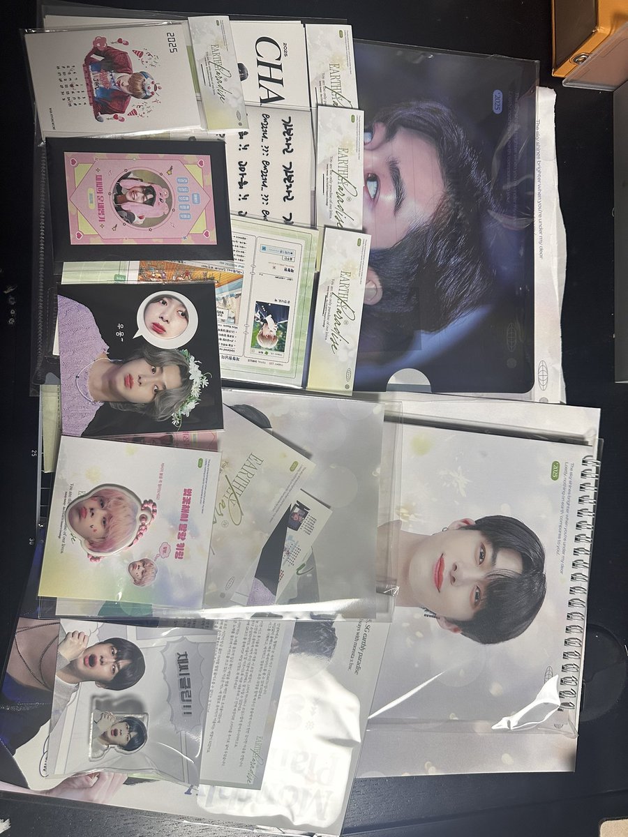 H_one1515's tweet photo. @eyes_of_hw 

아침에 온 문자에 본능적으로 “시그구나!”
이건 사랑이 아닐 수 없으세요😍
아직 3번째 시그이지만 모아두고 
두고두고보면 기분이 너무 조크든요😆

박스 스티커 뜯는게 너무 조심스러워서
옆에 부왁! 하고 뜯었더니 안에 하나 더 챙겨주심🥹

이젠 연말은 무조건 지구님 시그가 국룰🫡 https://t.co/HQClxIYCP7